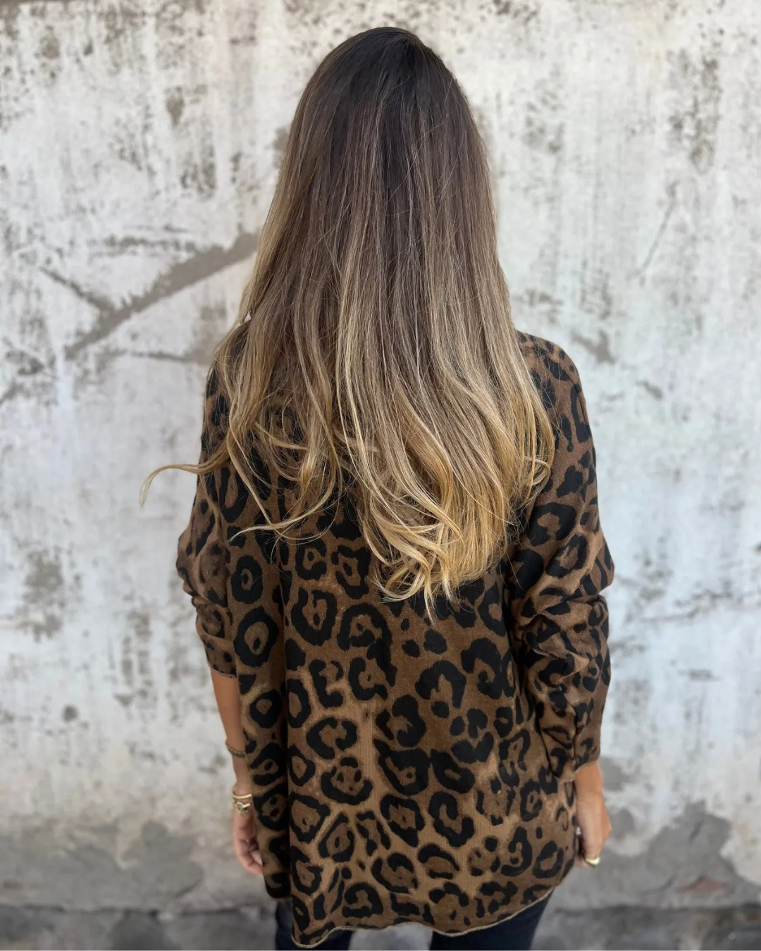 Blusa Elástica de Mujer con Estampado de Animal Print y Cuello Redondo