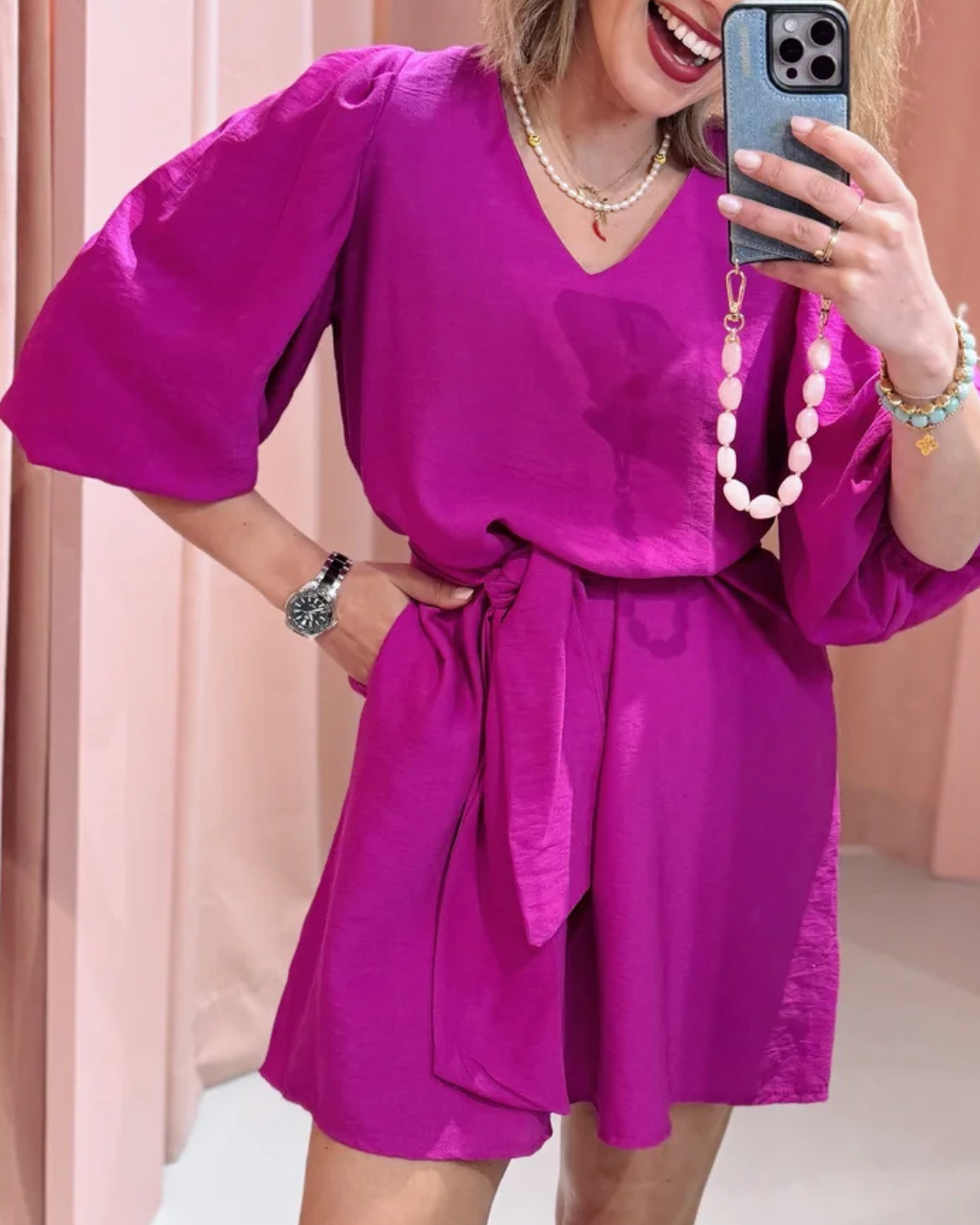 Vestido con escote en V y mangas abullonadas