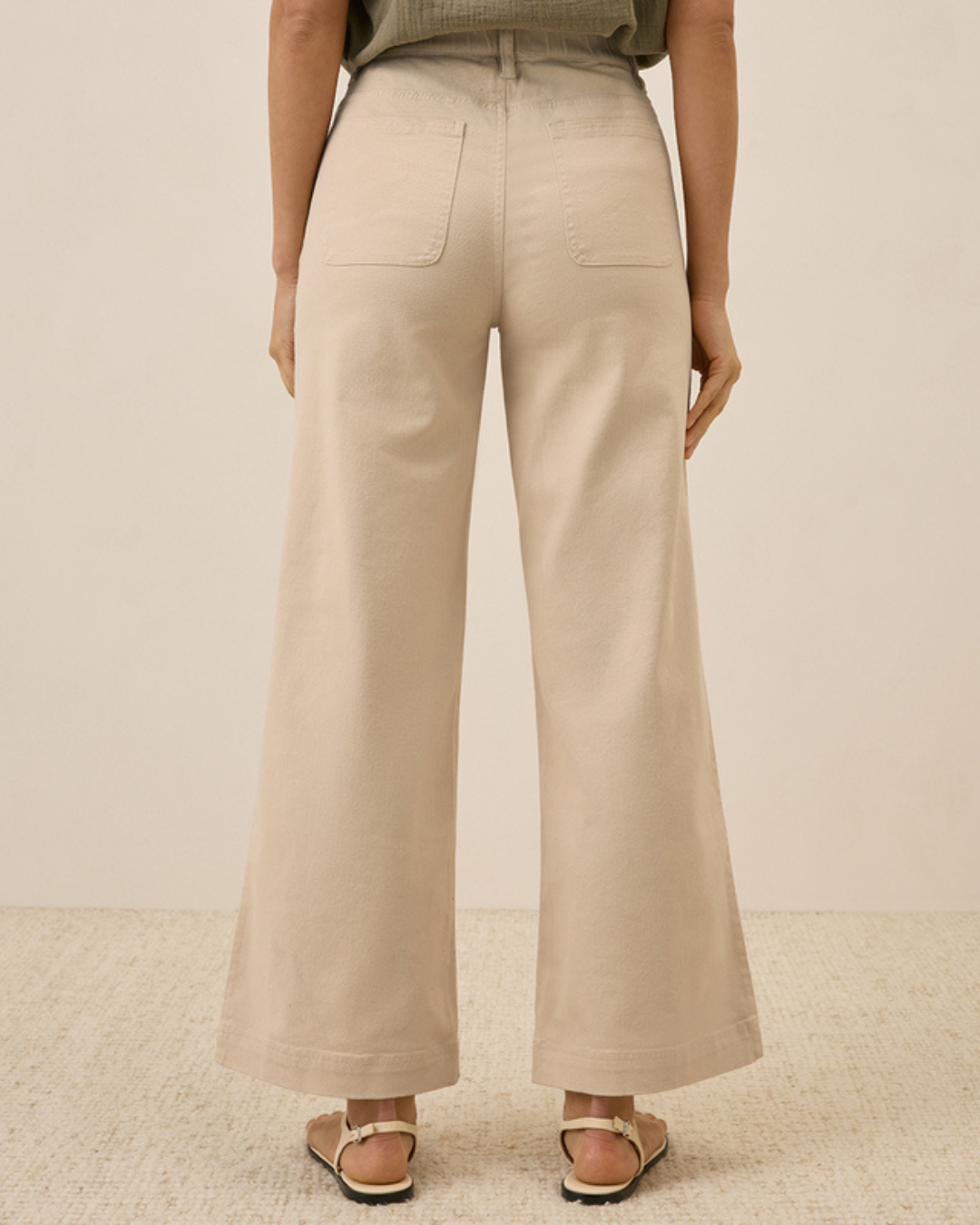 Pantalones de Sarga Elástica de Pierna Ancha con Corte Cómodo y Estilo Versátil