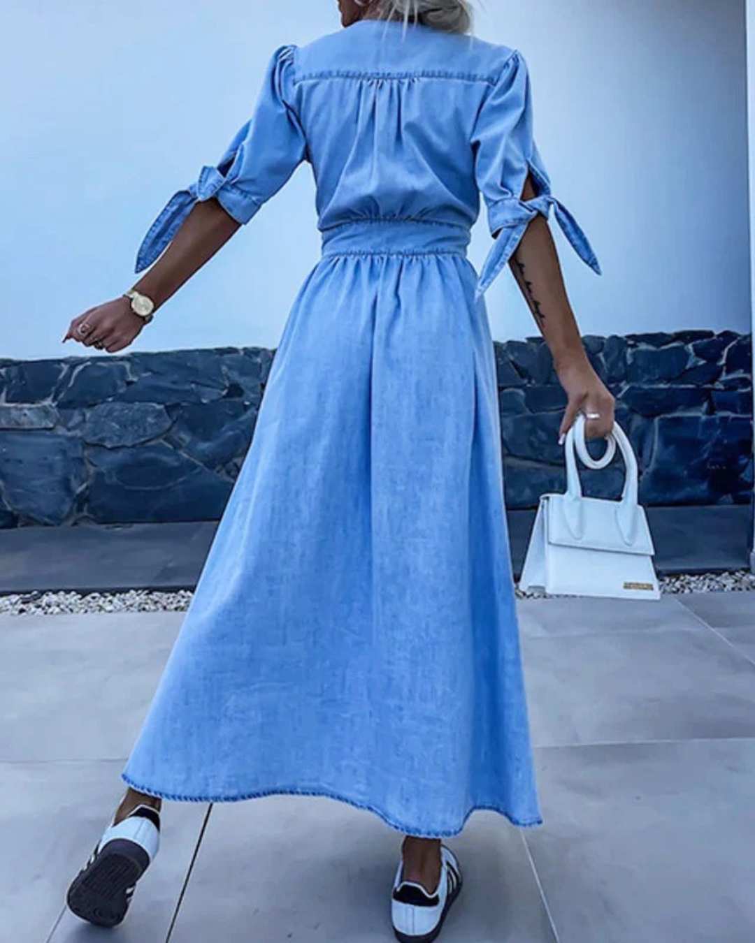 Vestido de mezclilla con escote en V y botones frontales