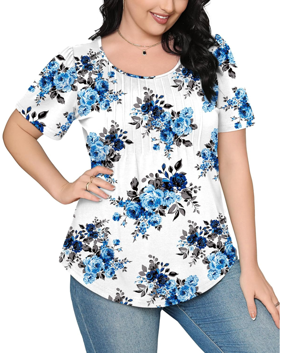 Blusa blanca con estampado floral azul y pliegues decorativos en el pecho