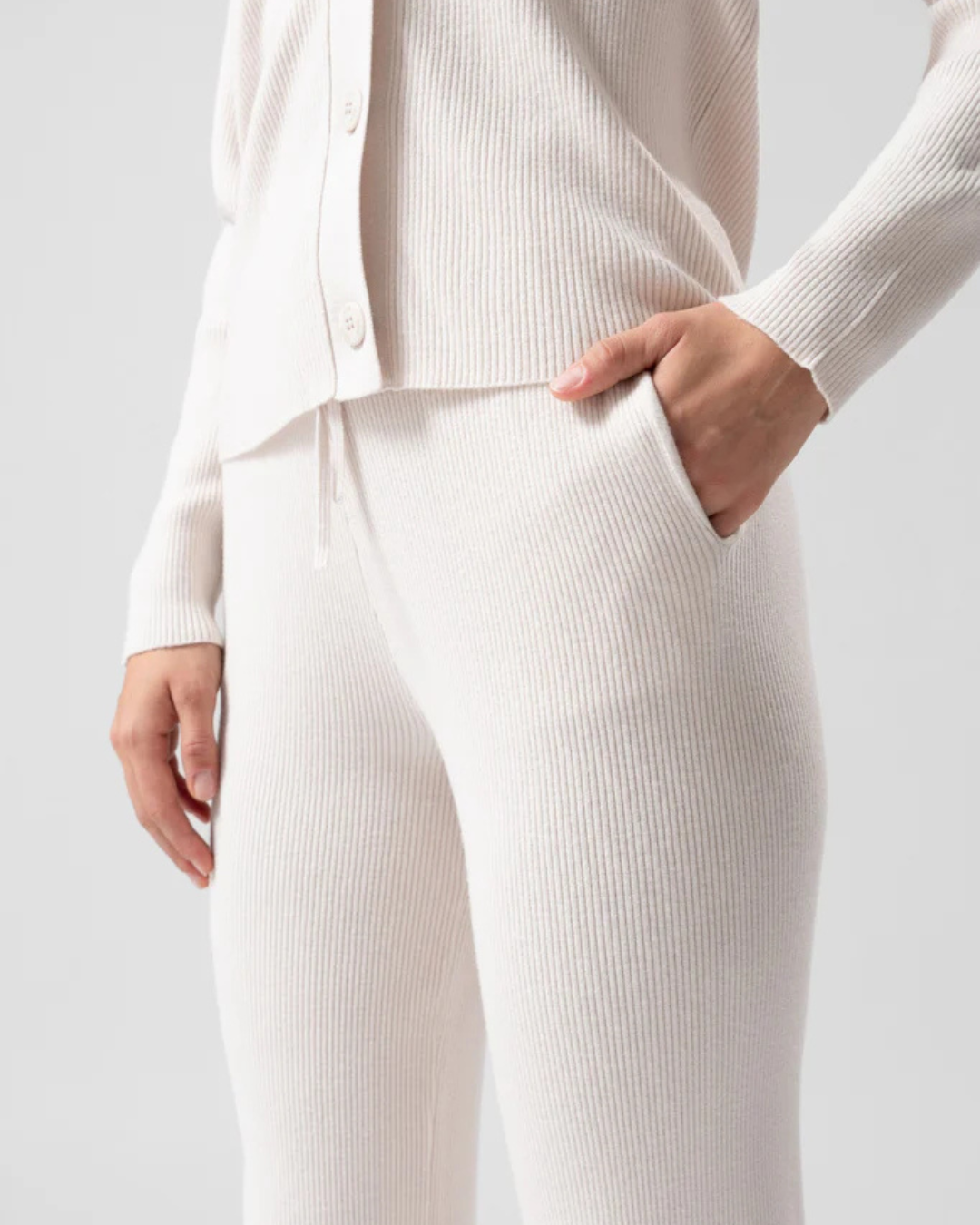 Conjunto de Dos Prendas de Punto Acanalado: Cárdigan y Pantalón para más Estilo y Comodidad