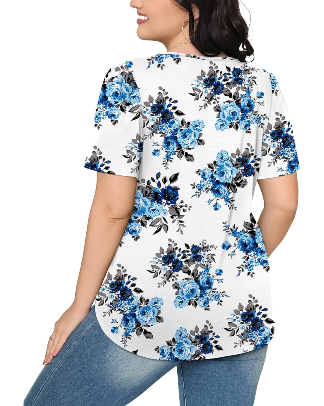 Blusa blanca con estampado floral azul y pliegues decorativos en el pecho