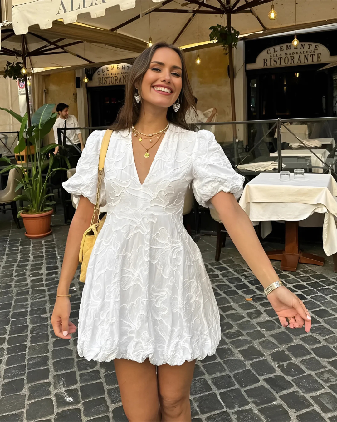 Vestido corto con escote en V