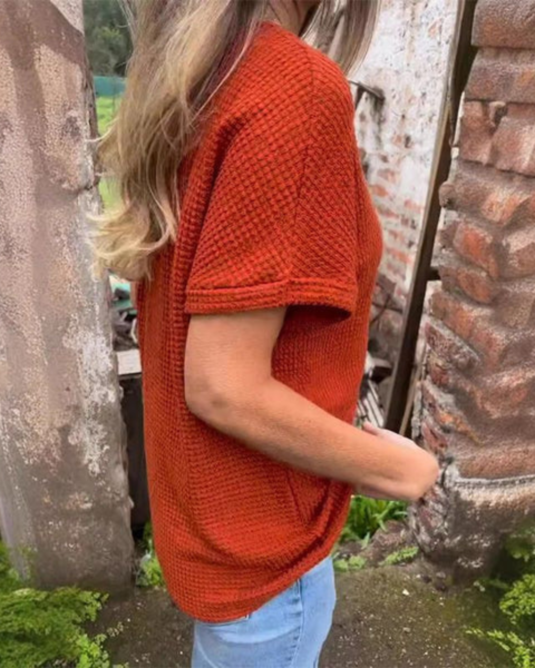 Top de Punto con Escote en V y Botones Decorativos para un Estilo Casual con Textura Acogedora