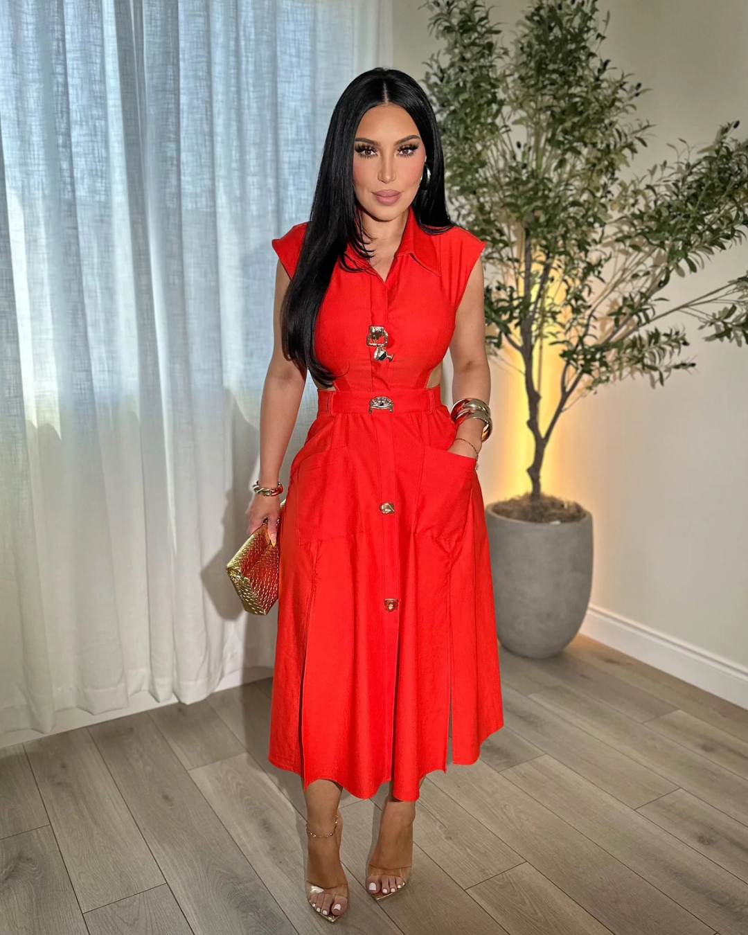 Elegante vestido sin mangas con botones decorativos