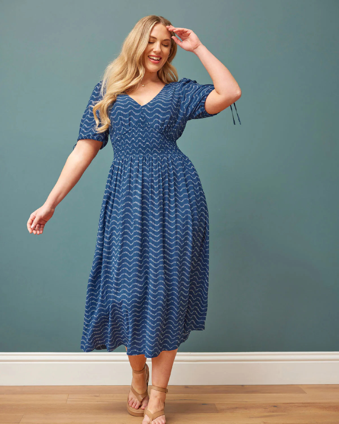 Vestido Sostenible de Corte Elegante en Azul Marino