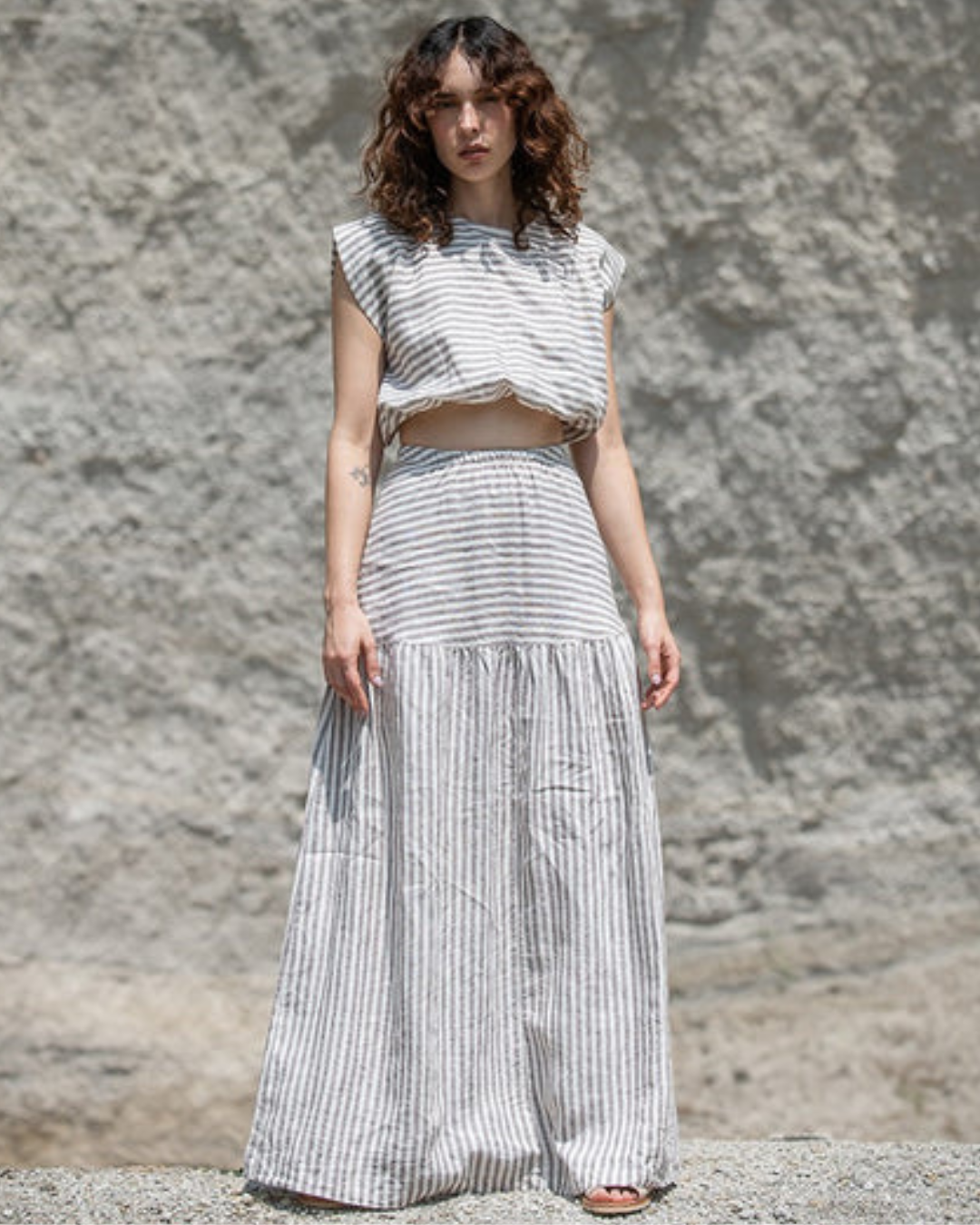 Conjunto de Dos Piezas con Top sin Mangas a Rayas y Falda Larga Casual