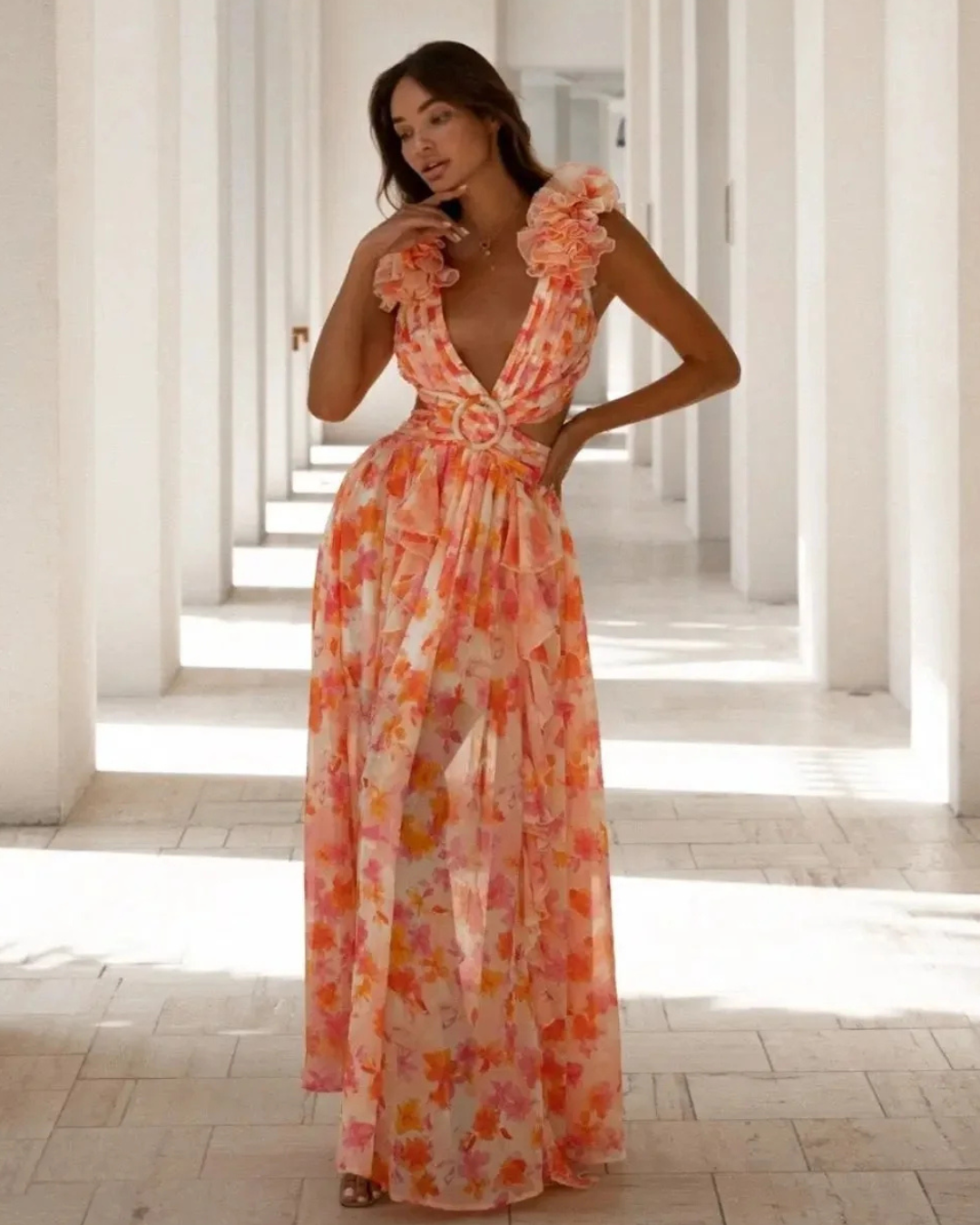 Vestido Largo de Estampado Floral con Volantes en los Tirantes y Cinturón Decorativo
