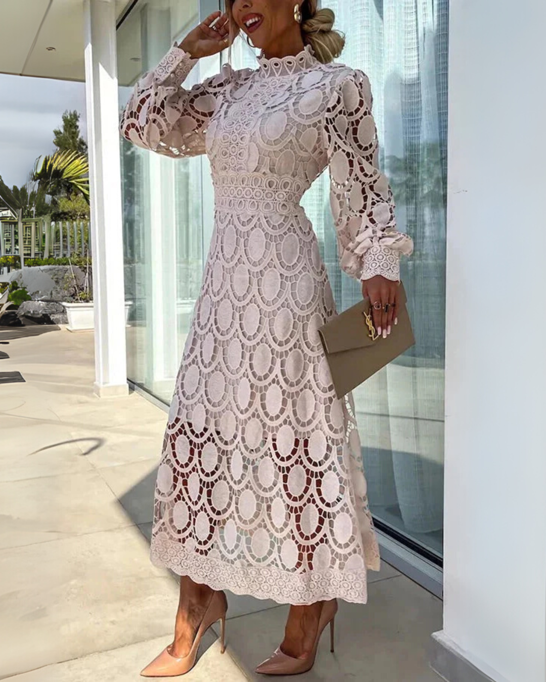 Vestido Largo de Encajes con Mangas Estilo Farol