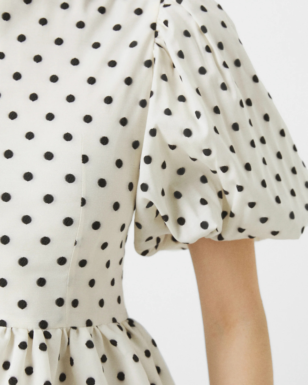 Vestido Corto con Manga Abullonada
