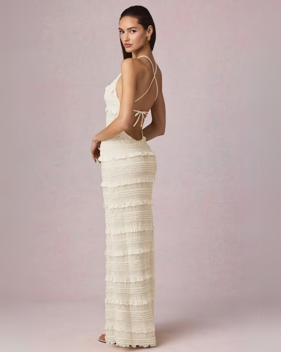 Vestido largo de volantes con cuello halter y espalda descubierta