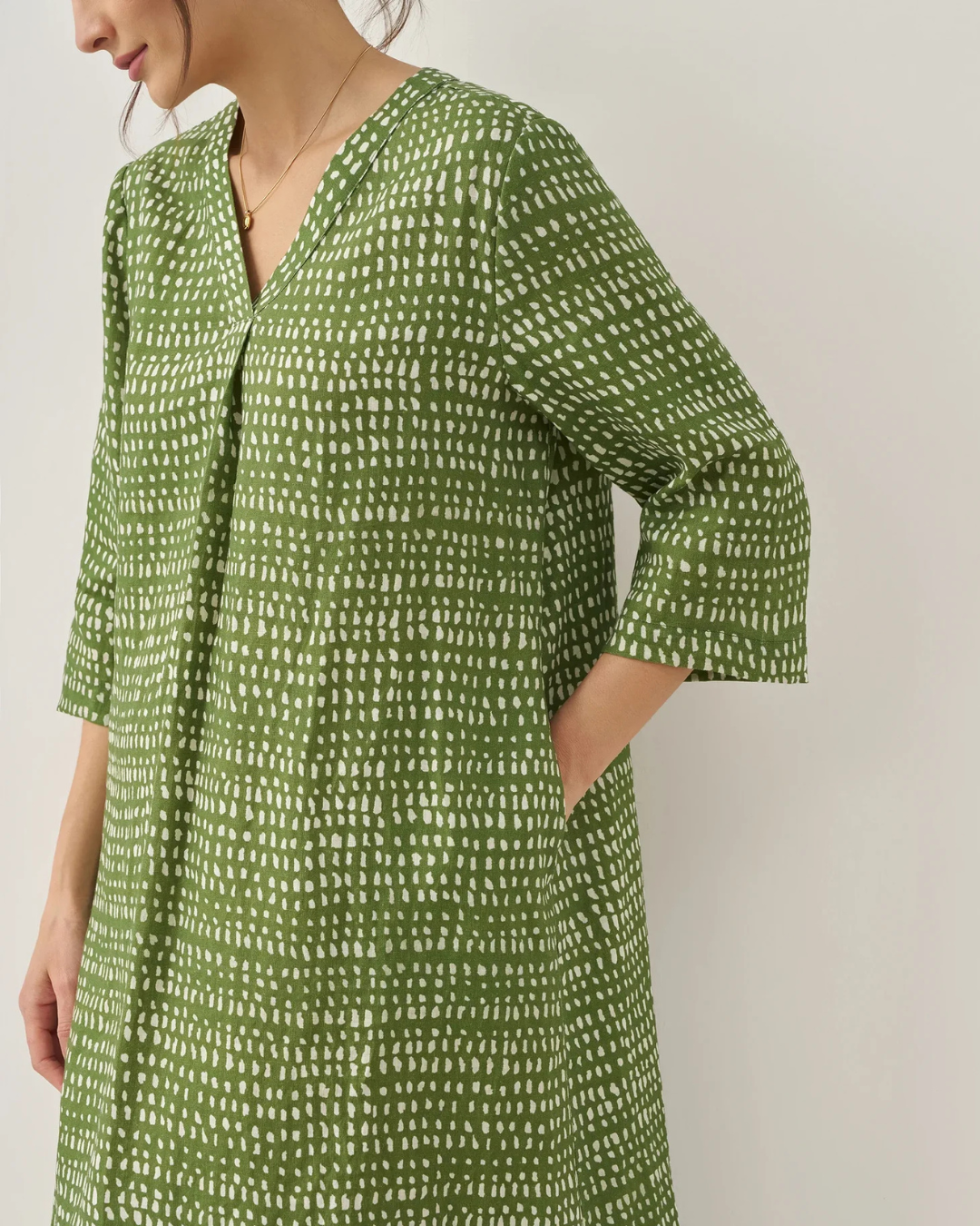 Vestido de Lino con Escote V de Lunares