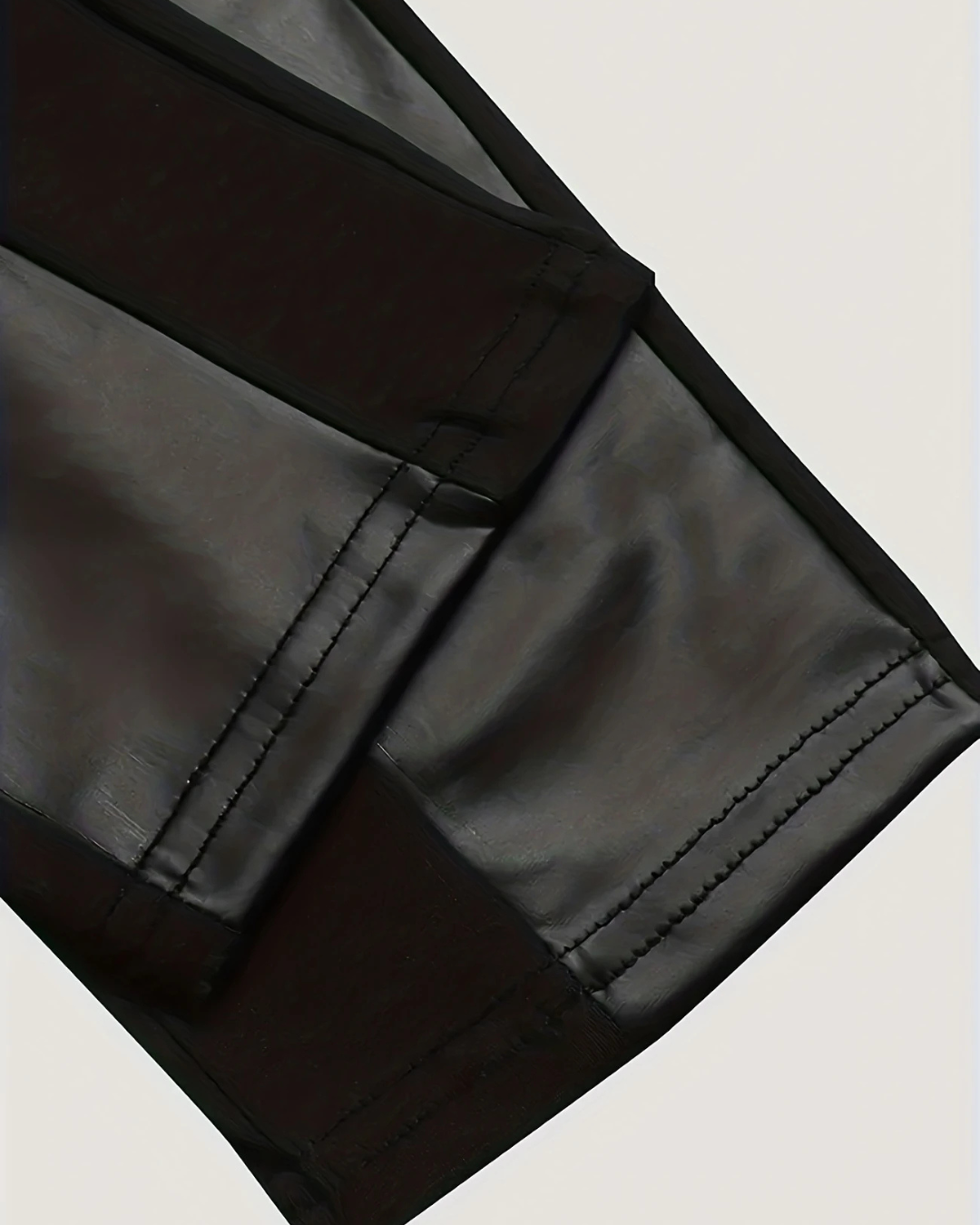 Leggings Efecto Piel con Detalles Acolchados y Cremalleras Decorativas