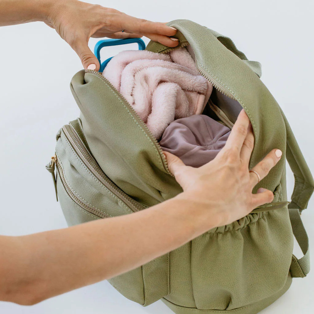 Mochila de lona con múltiples compartimentos y cierre dorado