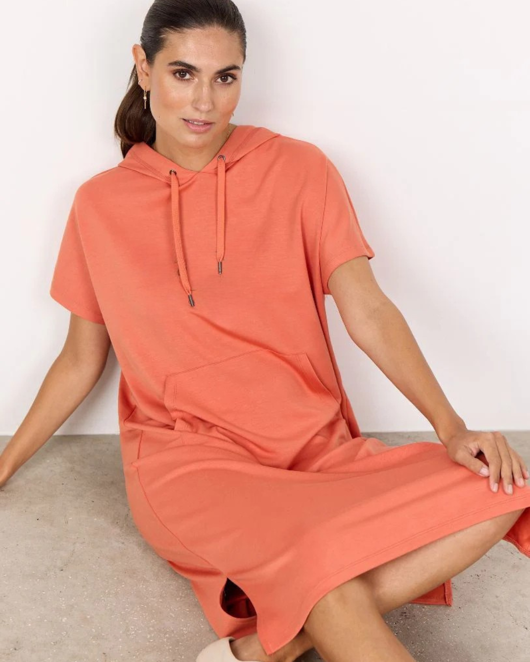 Vestido casual largo con capucha