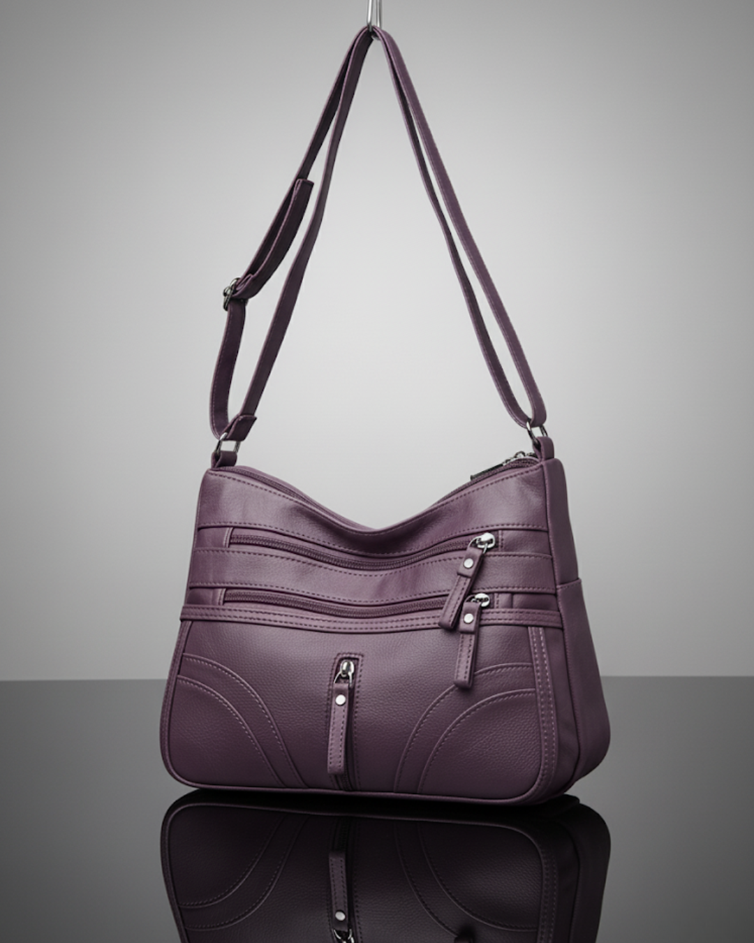 Bolso con múltiples compartimentos y textura suave