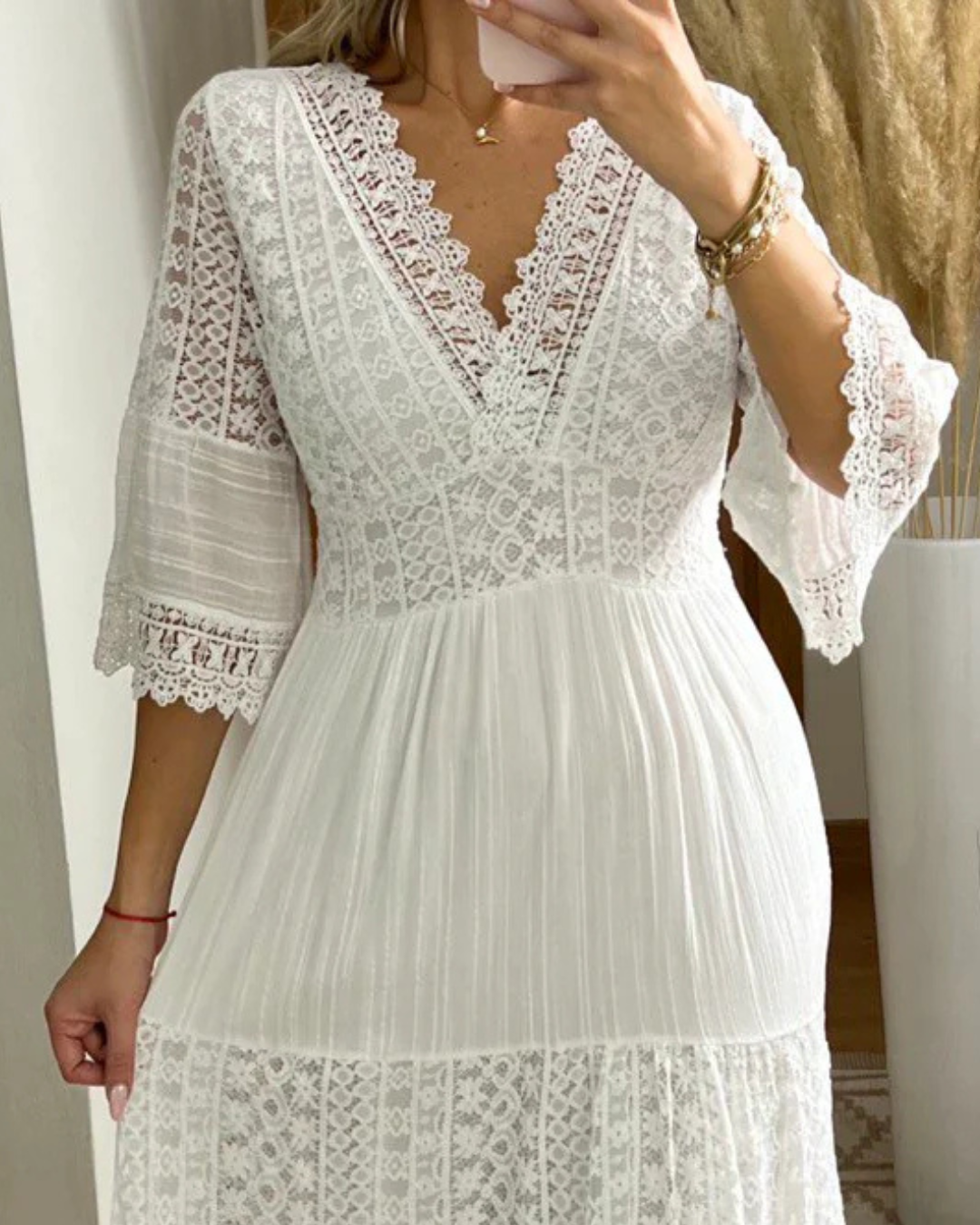 Vestido Largo de Encaje Blanco con Manga Acampanada y Diseño Romántico