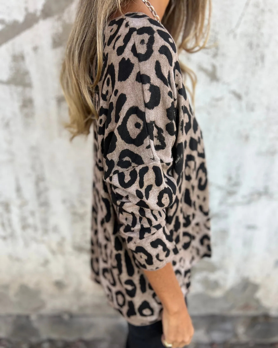 Blusa Elástica de Mujer con Estampado de Animal Print y Cuello Redondo