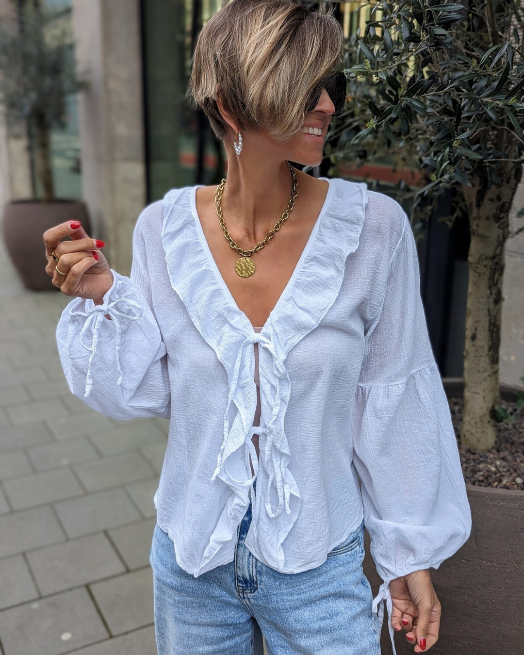 Blusa con Volantes y Lazo Delante en Tejido Ligero y Mangas Abullonadas