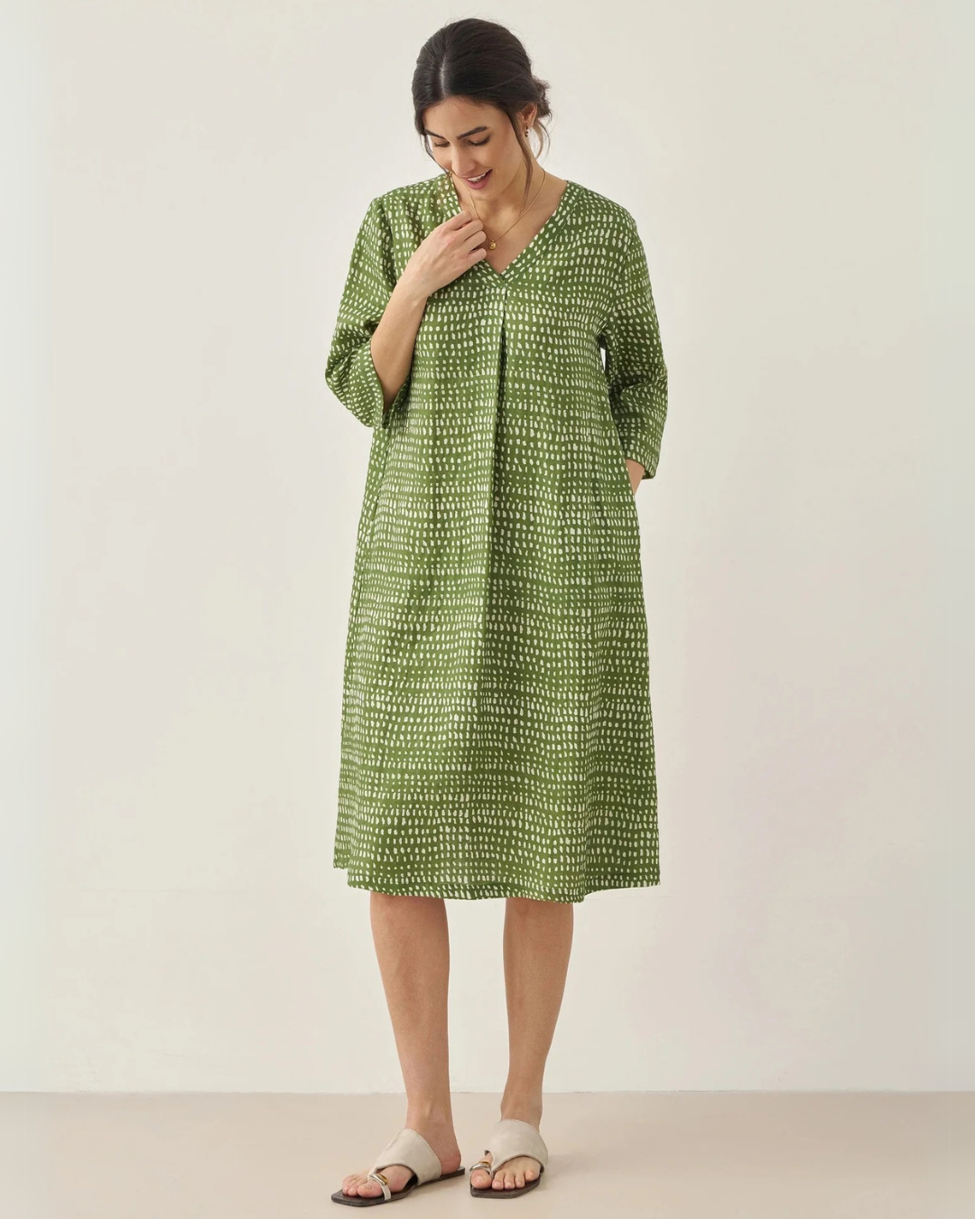 Vestido de Lino con Escote V de Lunares