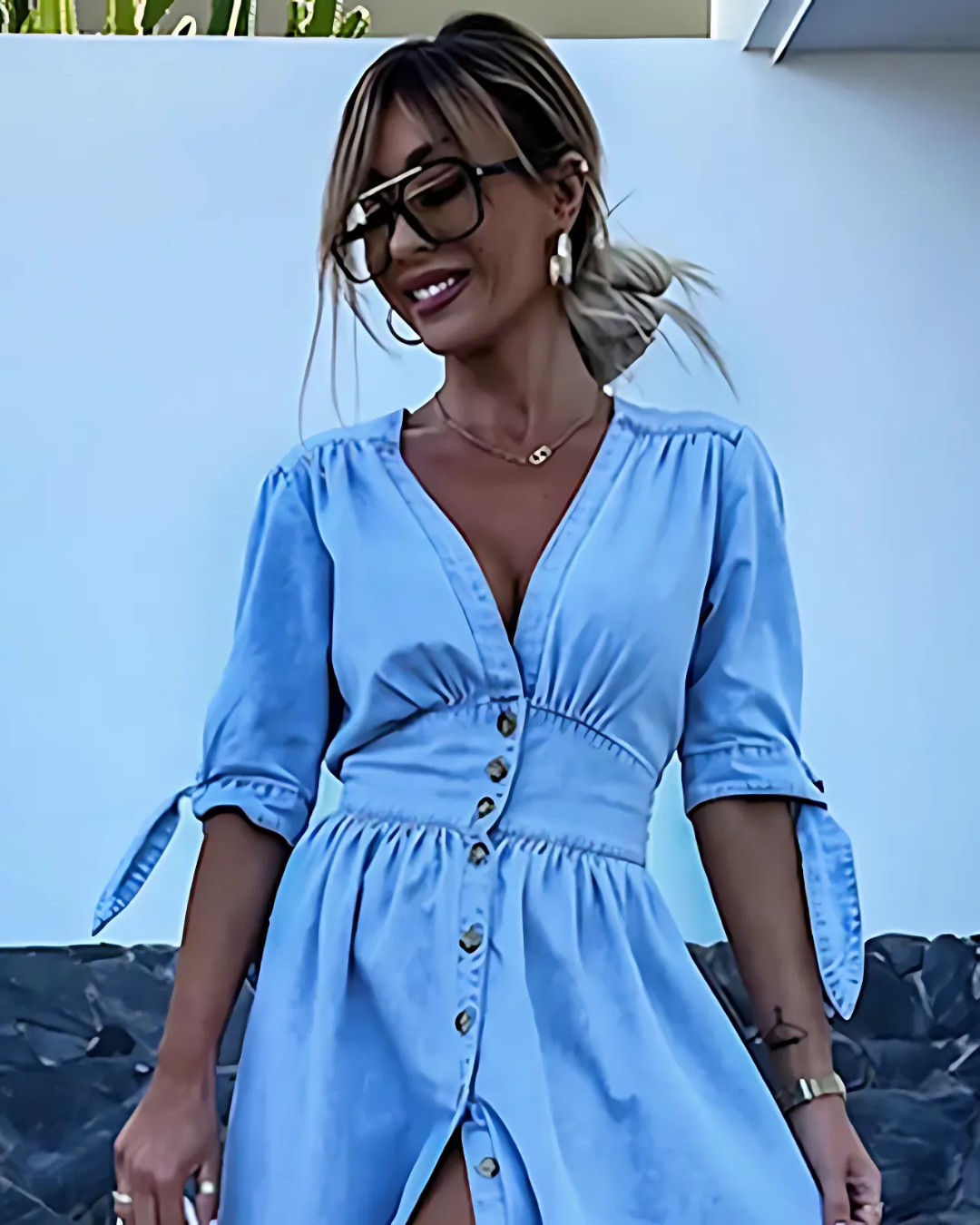 Vestido de mezclilla con escote en V y botones frontales