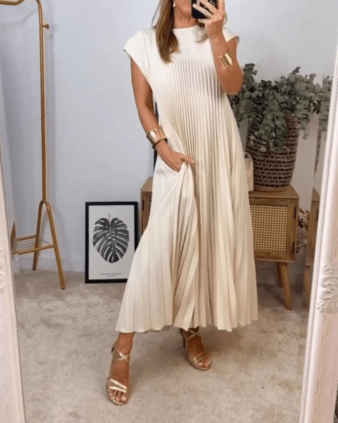 Vestido largo elegante con pliegues finos