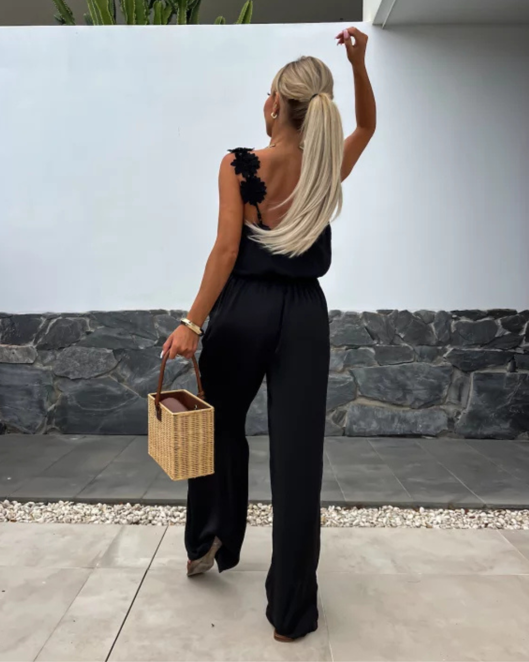 Mono Largo con Tirantes Florales y Escote en V para un Look Elegante y Relajado