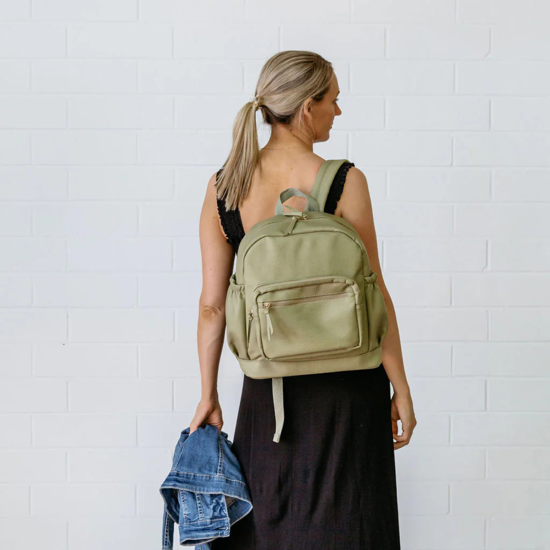 Mochila de lona con múltiples compartimentos y cierre dorado