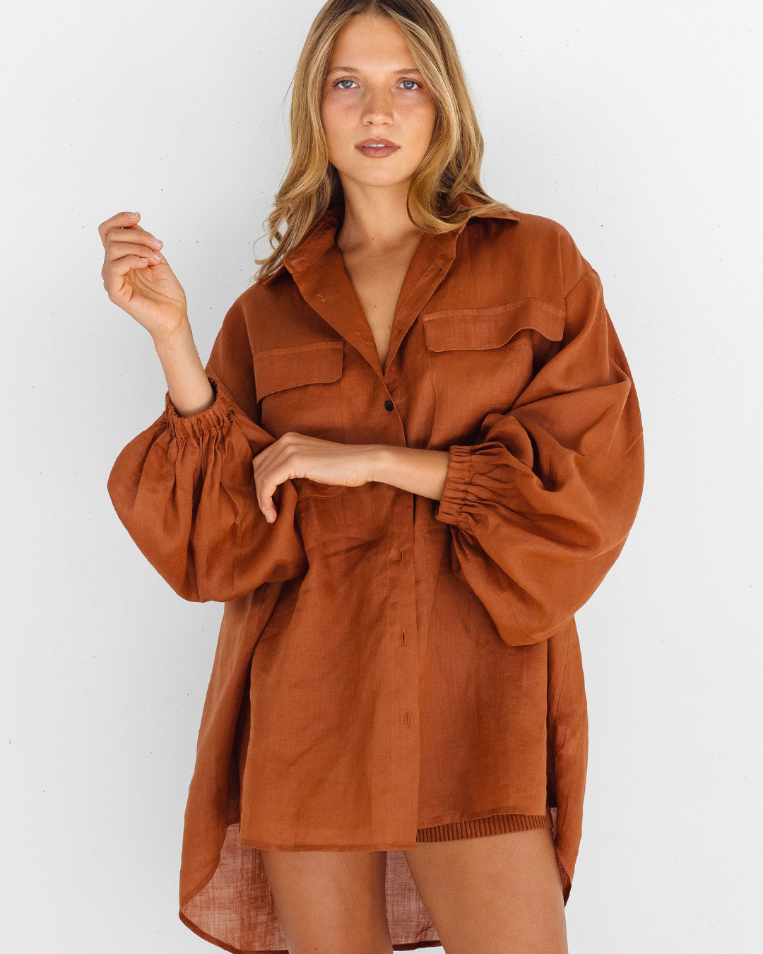 Camisa oversize de lino para mujer con diseño informal y mangas abullonadas
