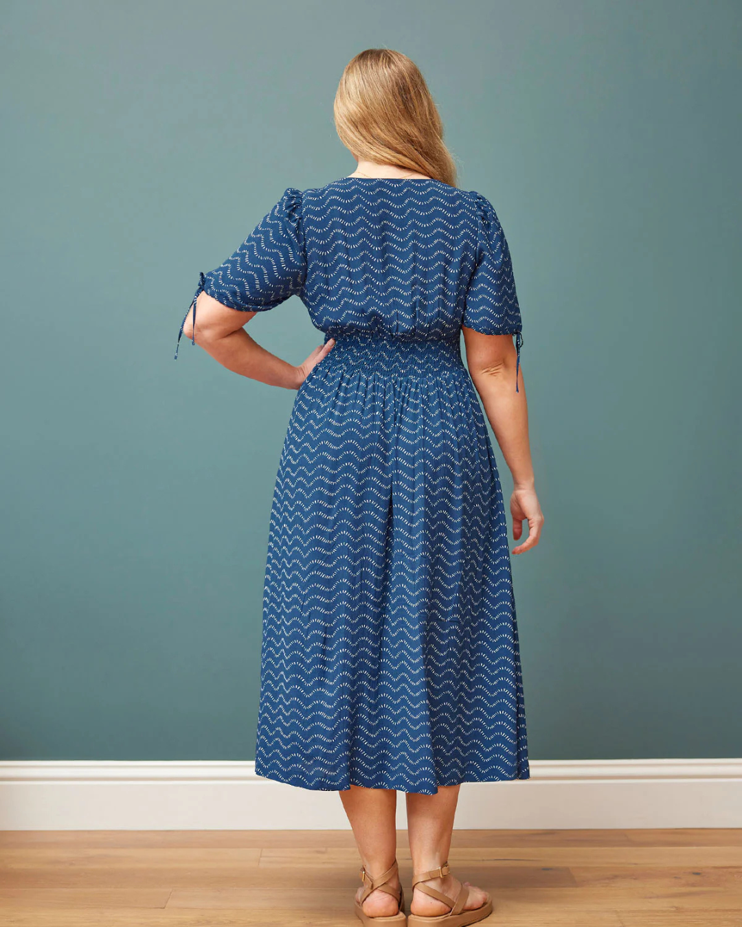 Vestido Sostenible de Corte Elegante en Azul Marino