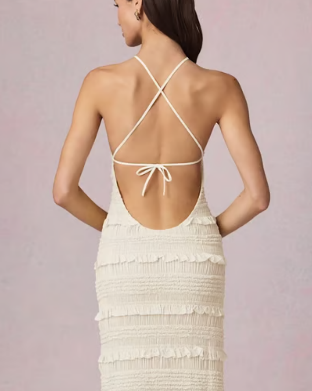 Vestido largo de volantes con cuello halter y espalda descubierta