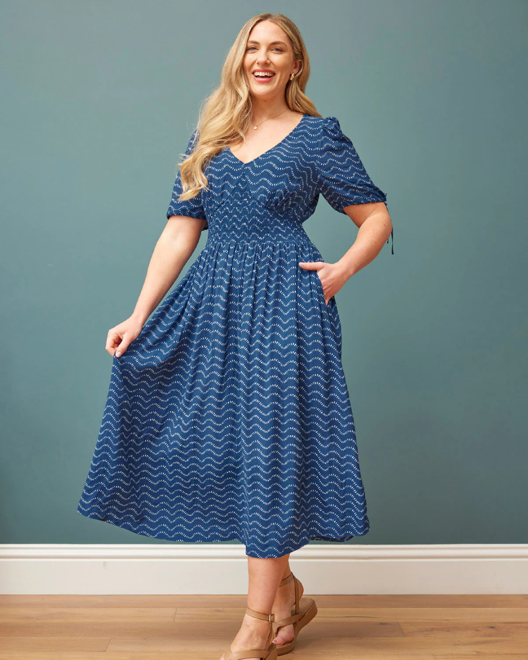 Vestido Sostenible de Corte Elegante en Azul Marino