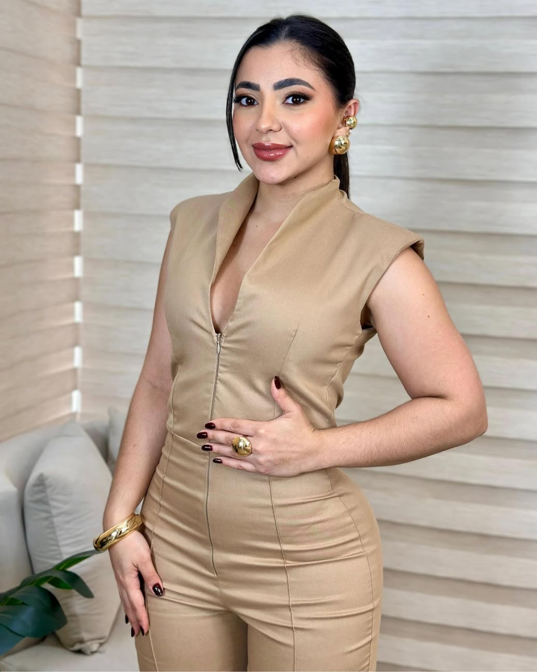 Conjunto con escote en V sin mangas y pierna ancha