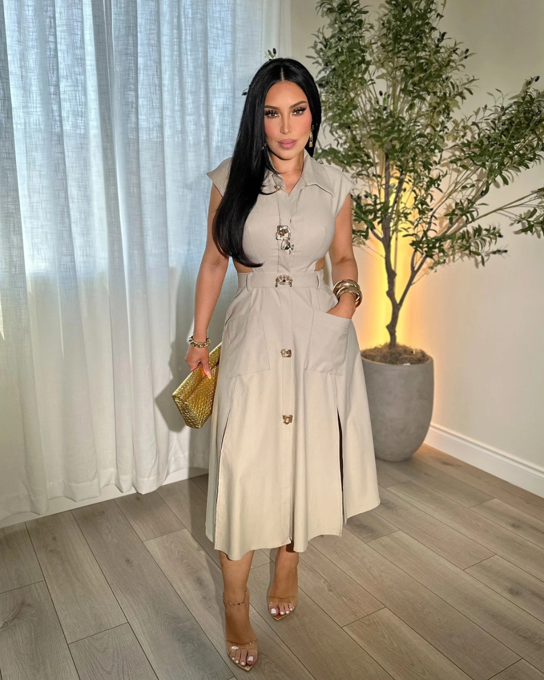 Elegante vestido sin mangas con botones decorativos