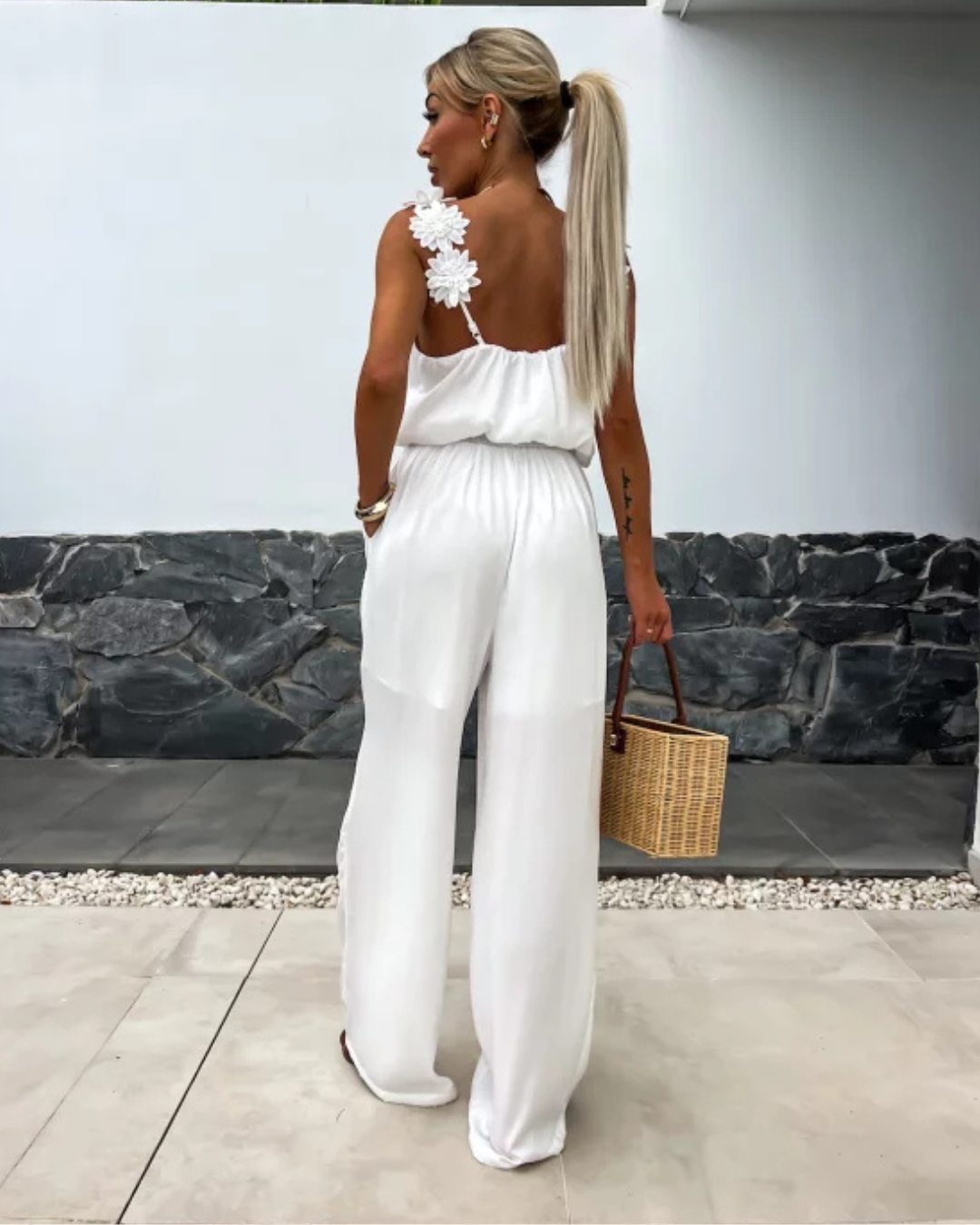 Mono Largo con Tirantes Florales y Escote en V para un Look Elegante y Relajado