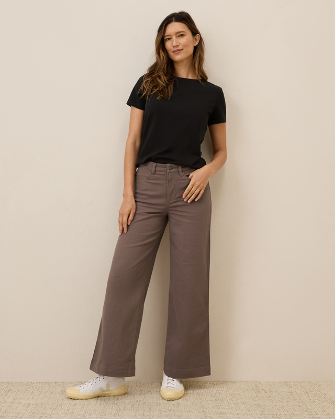Pantalones de Sarga Elástica de Pierna Ancha con Corte Cómodo y Estilo Versátil