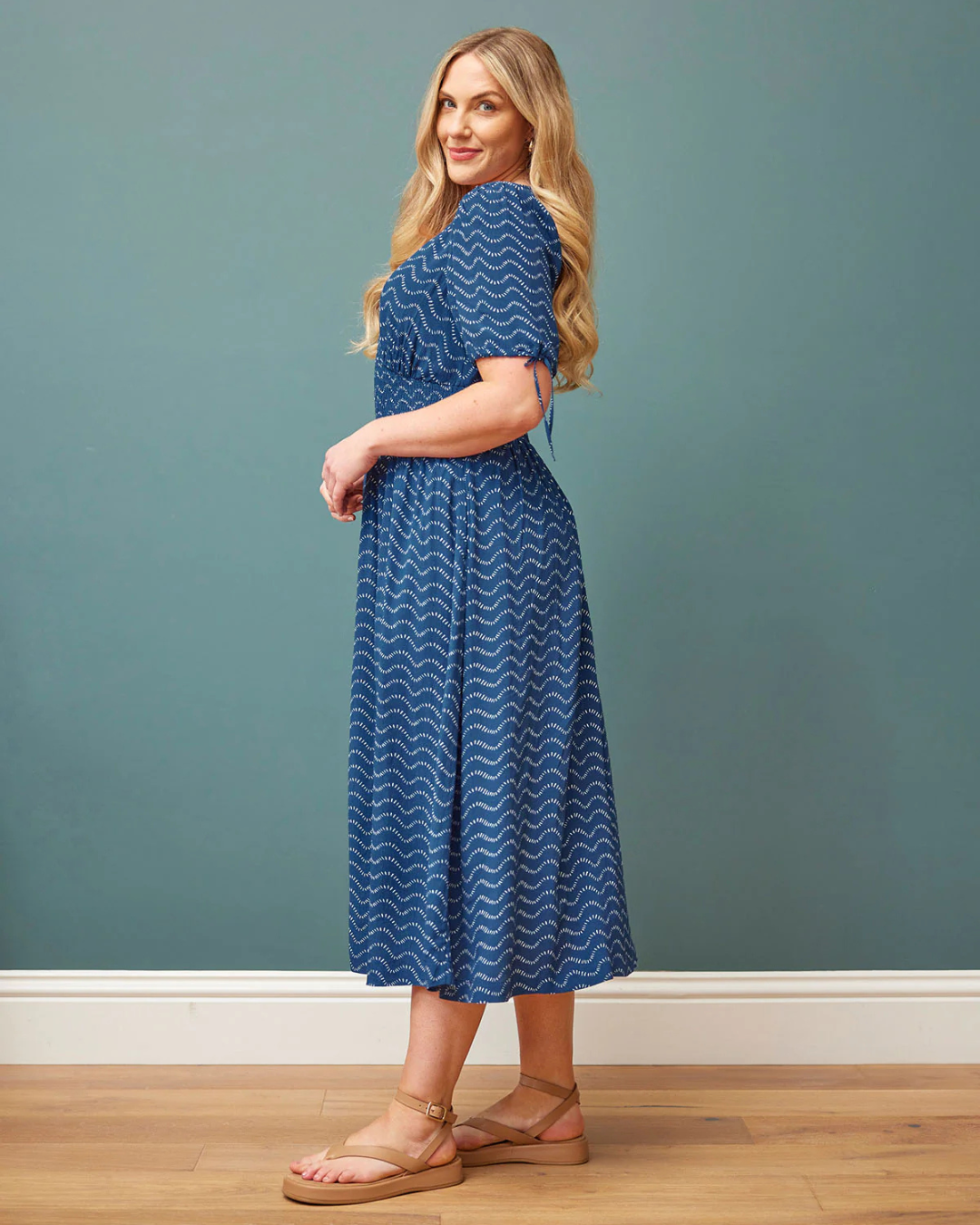 Vestido Sostenible de Corte Elegante en Azul Marino