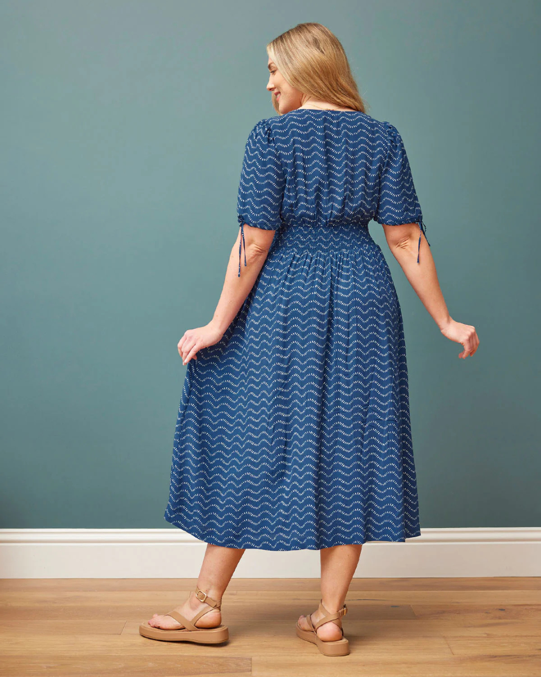 Vestido Sostenible de Corte Elegante en Azul Marino