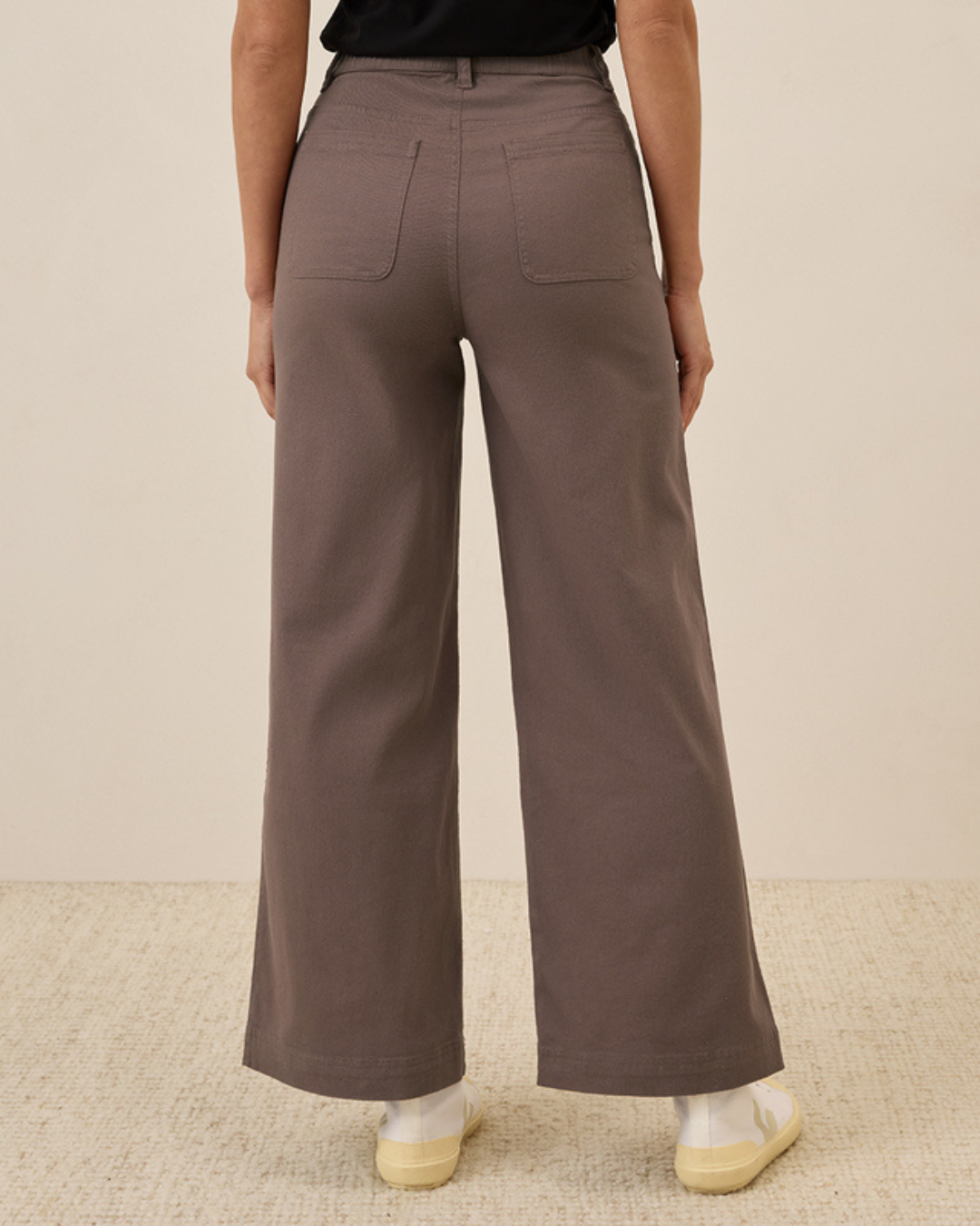 Pantalones de Sarga Elástica de Pierna Ancha con Corte Cómodo y Estilo Versátil