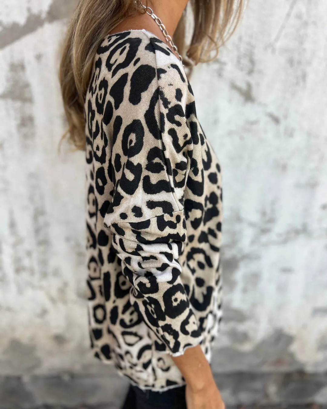 Blusa Elástica de Mujer con Estampado de Animal Print y Cuello Redondo