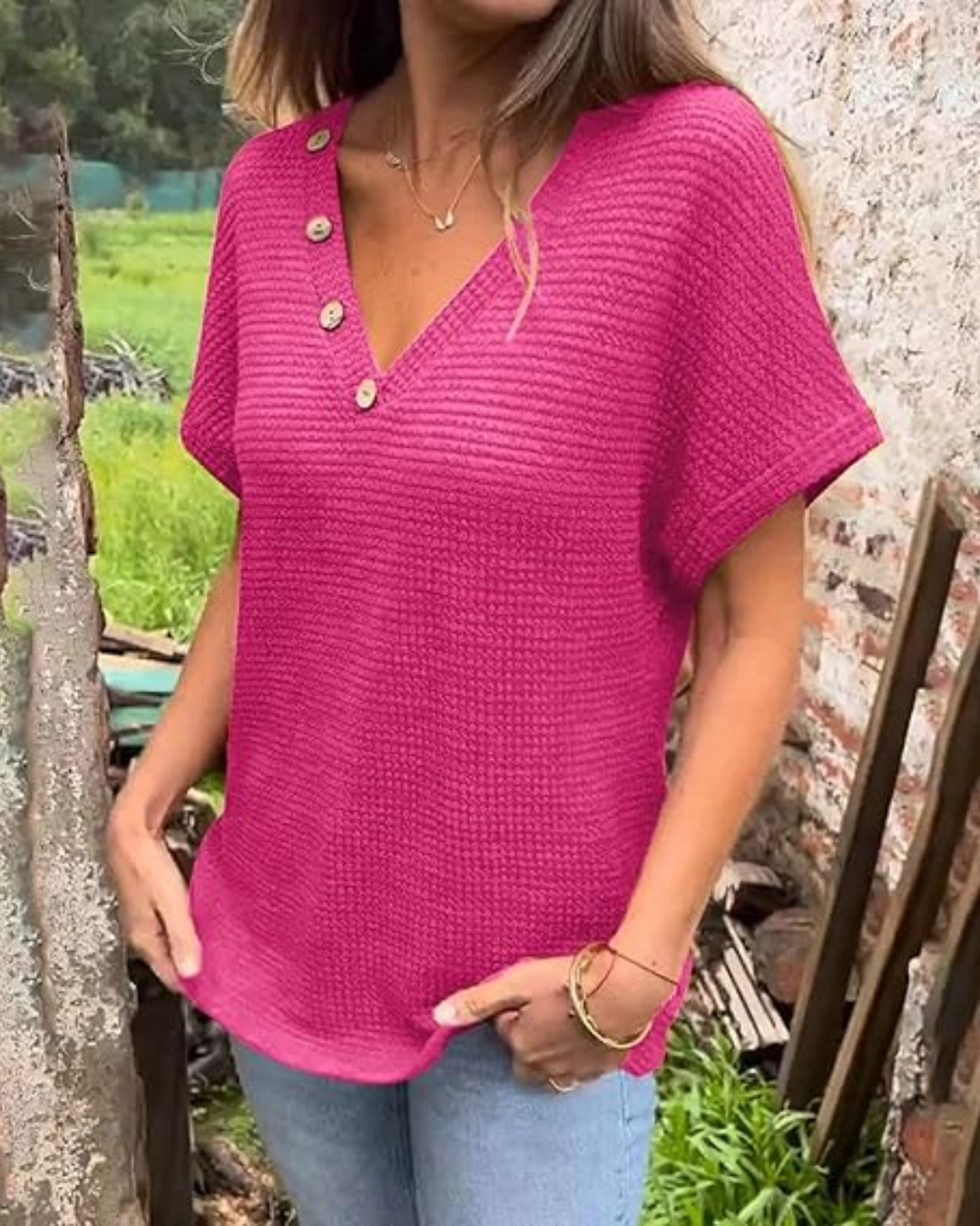 Top de Punto con Escote en V y Botones Decorativos para un Estilo Casual con Textura Acogedora