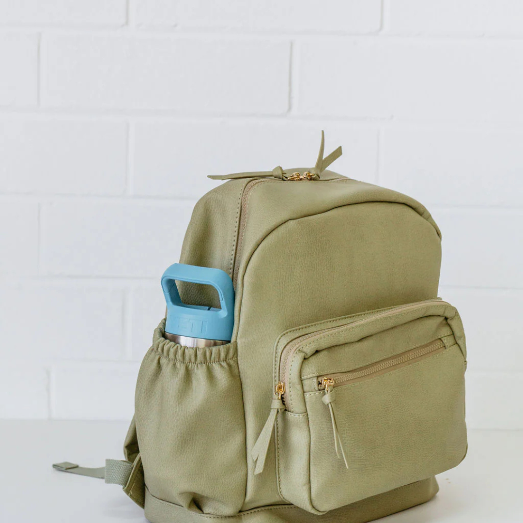 Mochila de lona con múltiples compartimentos y cierre dorado