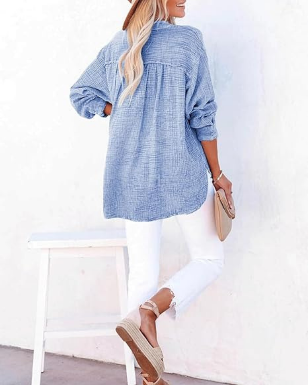 Camisa de Manga Larga con Cuello en V, Botones Frontales y un Diseño Clásico con Toque Moderno