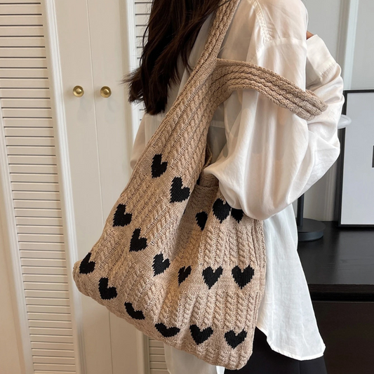Bolso tejido con patrón de corazones