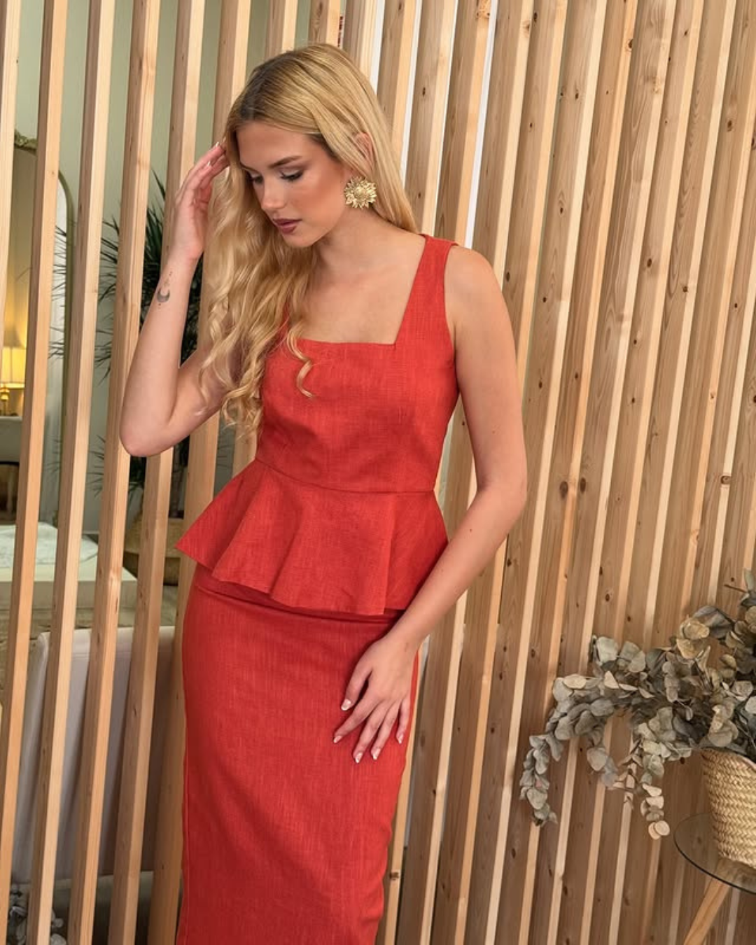 Conjunto Rojo con Top de Escote Cuadrado y Falda Lápiz de Lino Elegante