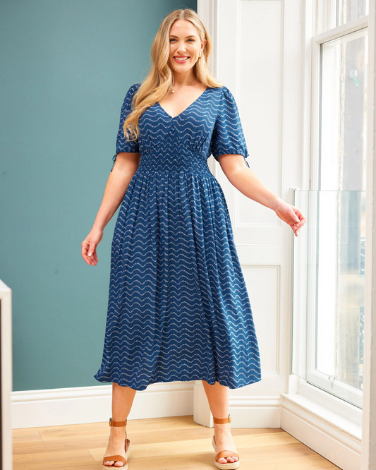Vestido Sostenible de Corte Elegante en Azul Marino