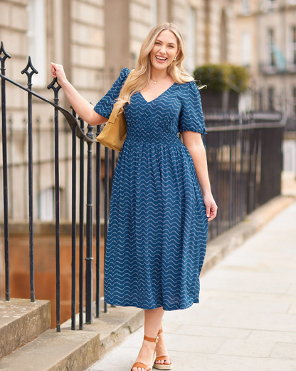 Vestido Sostenible de Corte Elegante en Azul Marino
