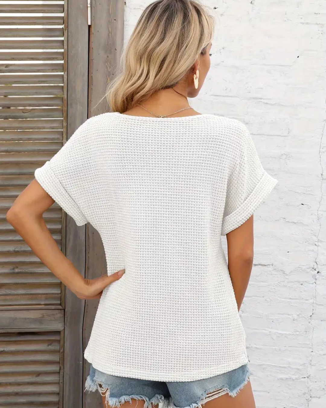 Top de Punto con Escote en V y Botones Decorativos para un Estilo Casual con Textura Acogedora