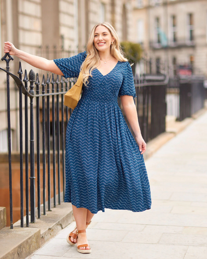 Vestido Sostenible de Corte Elegante en Azul Marino